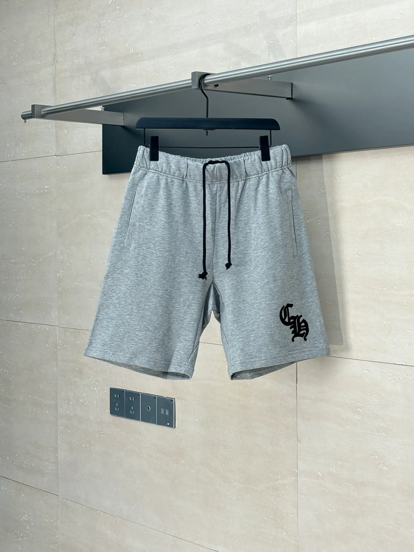 🅿️310 Come Hearts*/Cro Heart 25 new floral gray Sanskrit logo shorts. Custom dyed floral gray fabric according to YB. The floral gray fabric is extremely expensive. There is no stock in the market. The embroidery uses imported embroidery. Customized scroll hardware accessories. Size: S/M/L